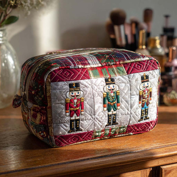 Gesteppte Kosmetiktasche mit fröhlichem Nussknacker NCU0PT9505